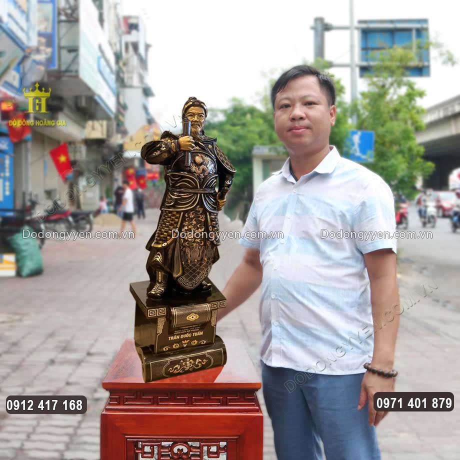 Bề mặt vật phẩm được chạm khảm tam kh&iacute; sắc n&eacute;t, tinh tế